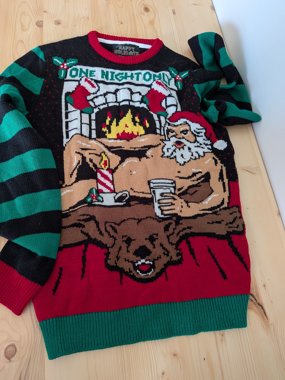 Urban Heritage Men’s Green and Red Graphic Crewneck Sweater